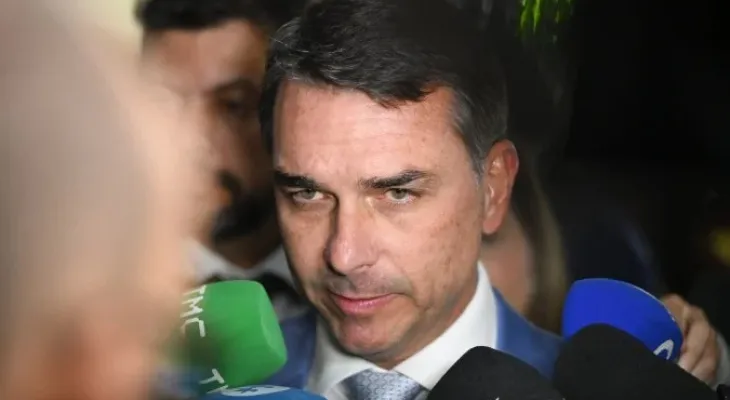 Flávio Bolsonaro confirma que visitou Daniel Vorcaro na prisão domiciliar