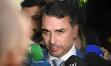Flávio Bolsonaro confirma que visitou Daniel Vorcaro na prisão domiciliar