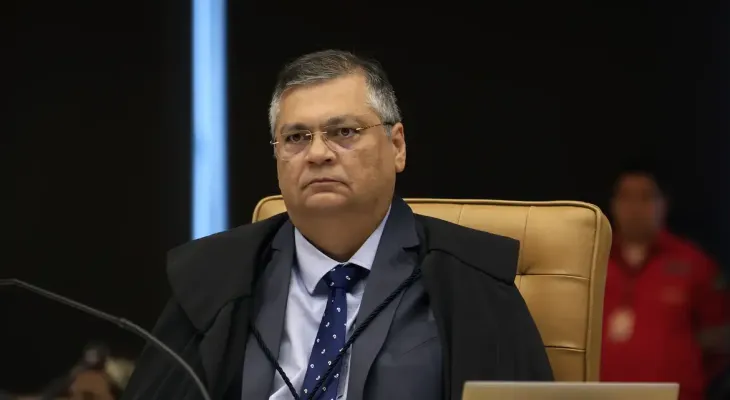 Flávio Dino dá 48 horas para Câmara explicar viagem de Mário Frias ao exterior
