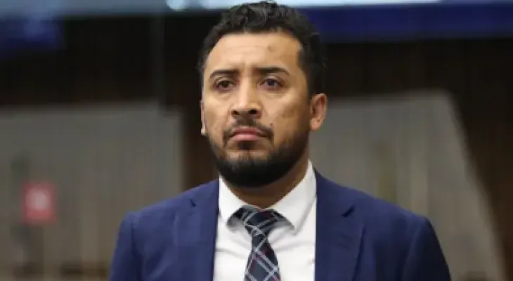 Deputado Adriano José recebe aposentadoria enquanto mantém mandato e verba pública entra na mira