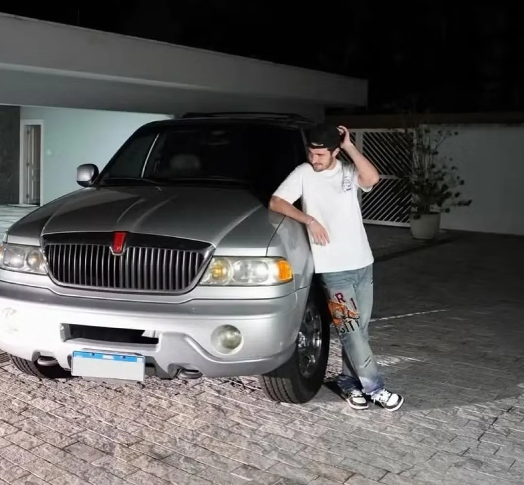 Filho de Gugu Liberato abre garagem e revela SUV raro que era o xodó do pai