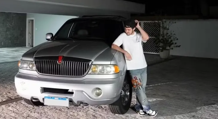 Filho de Gugu Liberato abre garagem e revela SUV raro que era o xodó do pai
