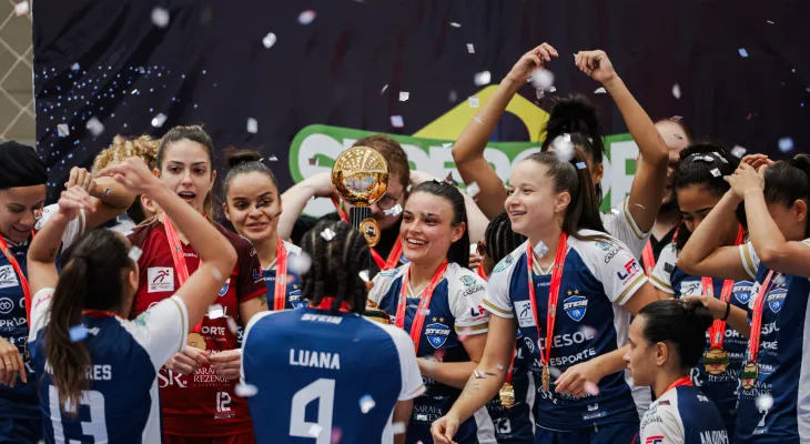Stein Cascavel Futsal goleia Barateiro, conquista o tricampeonato da Supercopa e garante vaga na Libertadores