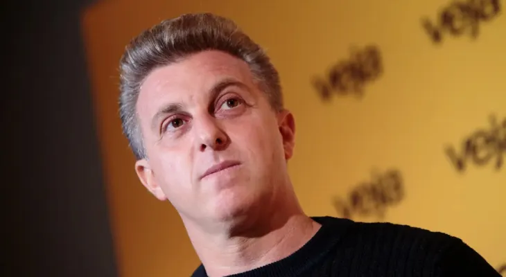 Bolsa Família: após dizer que beneficiários buscam 'atalhos', Huck se explica na web