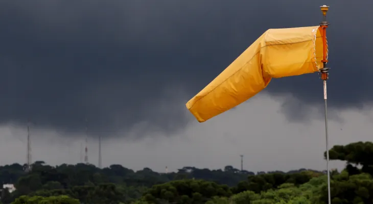 Inmet emite alerta de tempestade e ciclone no Paraná nesta semana