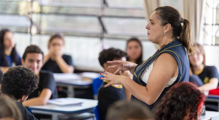 Servidores da Educação do PR cobram promessa de Ratinho sobre pagamento de anuênios