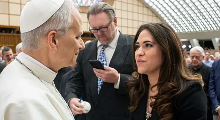 Papa Leão XIV nomeia primeira mulher para comandar comunicação do Vaticano