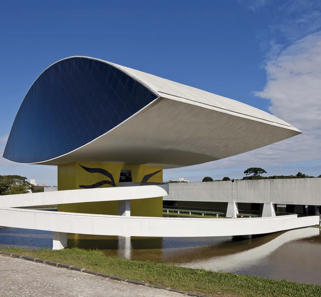 Museu Oscar Niemeyer promove visita mediada em Libras neste sábado (13)