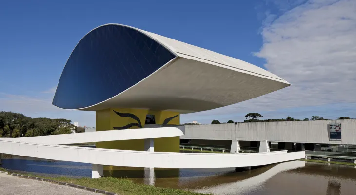 Museu Oscar Niemeyer promove visita mediada em Libras neste sábado (13)