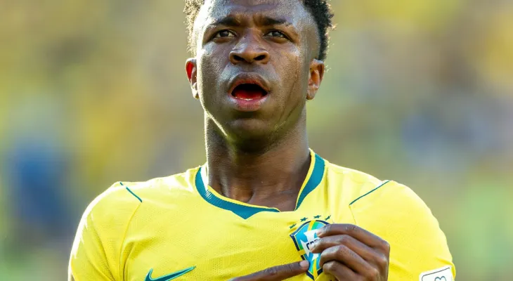 Vini Jr salva o Brasil com golaço na estreia; Endrick fica no banco