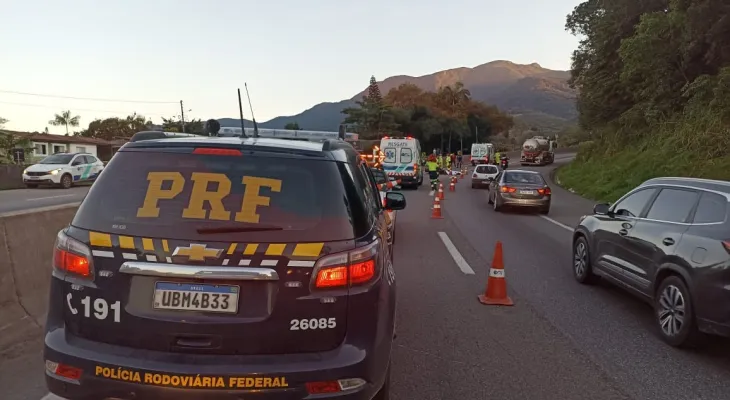 Motociclista de 33 anos morre após bater em mureta na BR-277 em Morretes