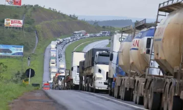 Fiscalização eletrônica do frete opõe caminhoneiros, agro e indústria e trava debate no Congresso