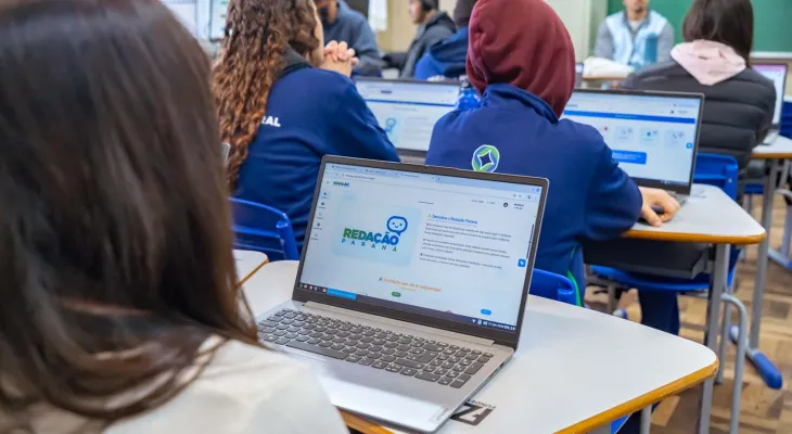 Governo Ratinho troca investimento em docentes por ferramenta de inteligência artificial