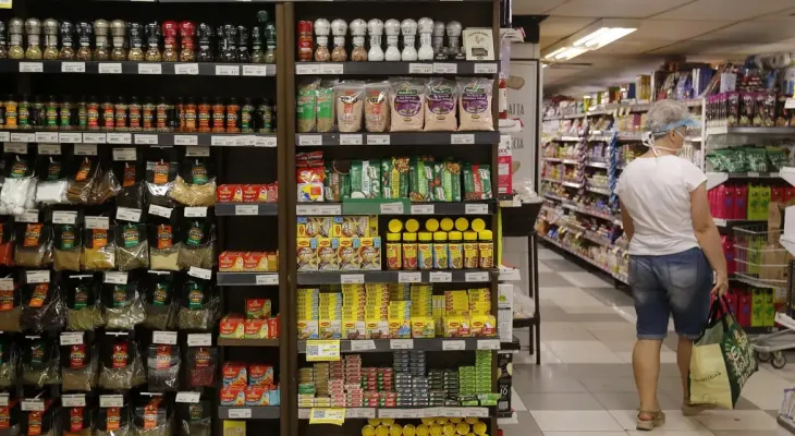 Indústria brasileira empregou 8,7 milhões de pessoas em 2024; setor de alimentos lidera geração de vagas