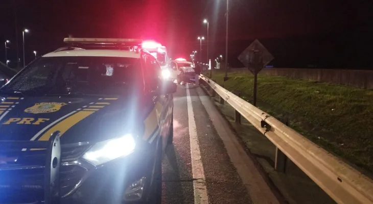 Homem morre em acidente na BR-376 após carro bater em caminhão em Guaratuba