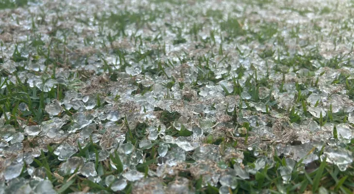 Granizo atinge Cascavel, cobre ruas de gelo e meteorologista alerta para novas tempestades