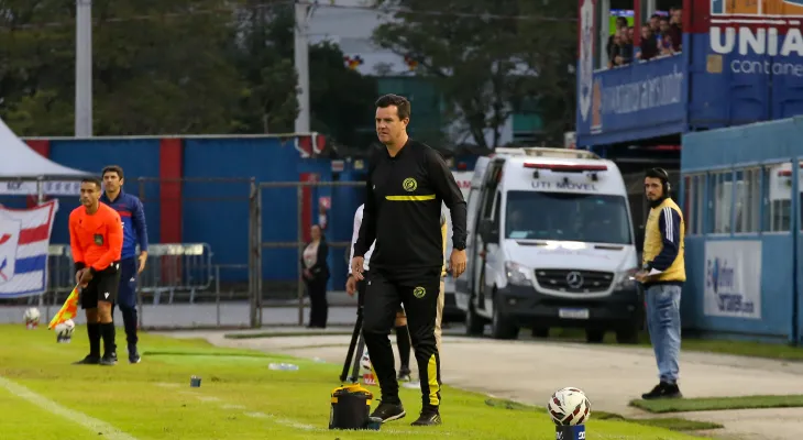 Cesar Bueno segue no comando do Cascavel; clube anuncia saídas no elenco