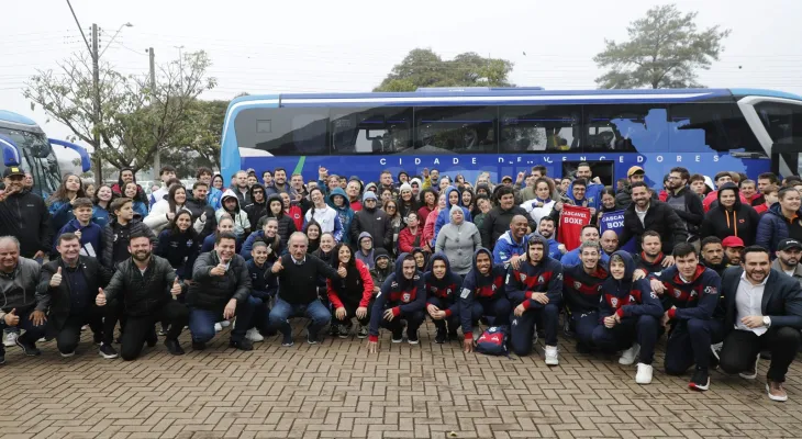 Prefeitura entrega dois novos ônibus para transporte de atletas e paratletas de Cascavel