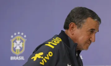 Carlos Alberto Parreira volta a ser sedado e permanece internado na UTI
