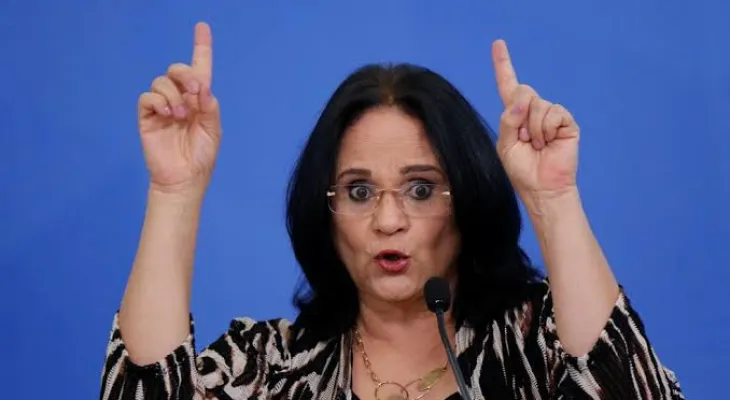 Damares deixa campanha e oferece até R$ 500 mil por vídeo íntimo de Flávio Bolsonaro