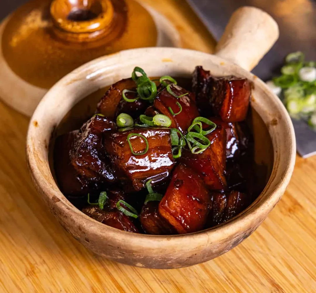 HONG SHAO ROU (红烧肉): O PORCO VERMELHO BRASEADO QUE ATRAVESSOU SÉCULOS