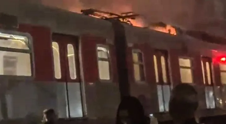 Metrô de SP tem caos após falha de energia em linhas de trem; passageiros caminham pelos trilhos