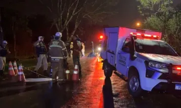 Duas mulheres morrem e seis pessoas ficam feridas após caminhonete bater contra árvore em Foz do Iguaçu