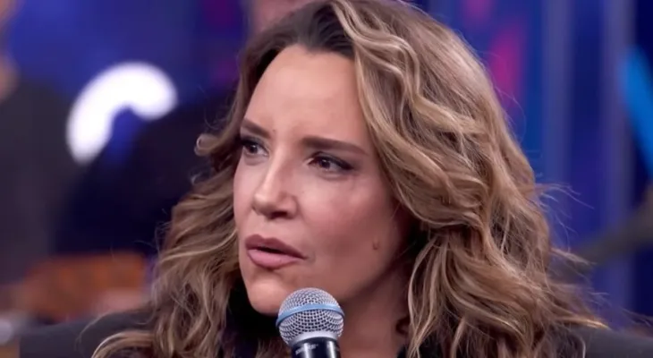 Ana Carolina interrompe show na Bahia após falha técnica e reclama da equipe no palco