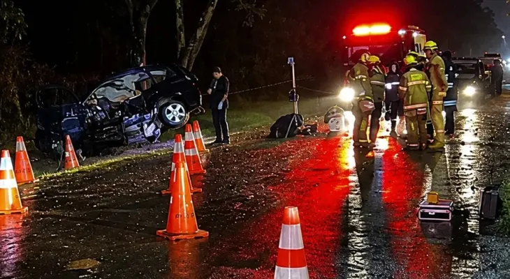 Carro que matou duas jovens levava 10 pessoas, o dobro da capacidade, diz PM