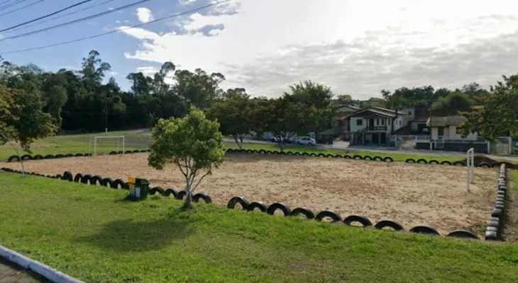 Menino de 10 anos morre após trave de futebol cair durante brincadeira