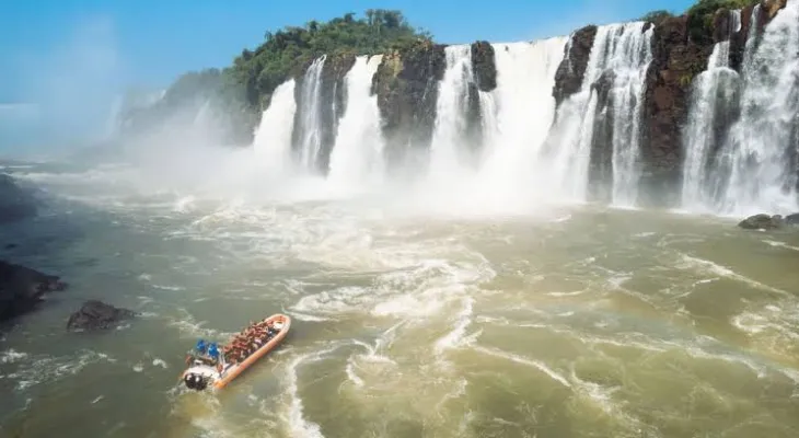 Barco vira nas Cataratas do Iguaçu e mobiliza equipes de resgate