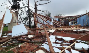 Sistema que provocou tornado no Sul chega ao Paraná com ventos acima de 80 km/h e alerta de temporais