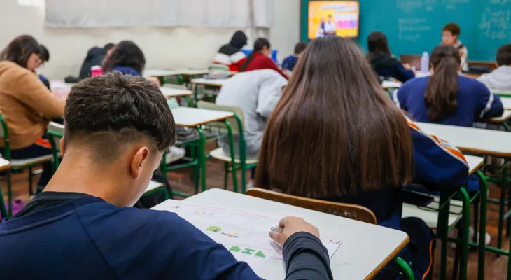 Professora critica cartilha da Seed e denuncia pressão por metas: 