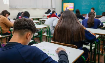 Professora critica cartilha da Seed e denuncia pressão por metas: "Como não adoecer?"