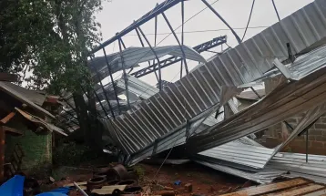Temporal provoca destelhamentos, falta de energia e transtornos em diversas regiões do Paraná