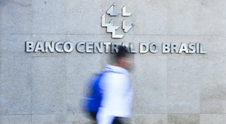 Juros para famílias chegam a 64% ao ano e inadimplência segue em alta, aponta Banco Central