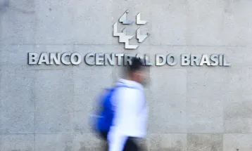 Juros para famílias chegam a 64% ao ano e inadimplência segue em alta, aponta Banco Central
