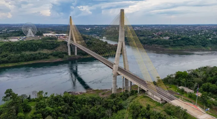 Caminhoneiros fazem paralisação na Ponte da Integração em Foz do Iguaçu; entenda o motivo