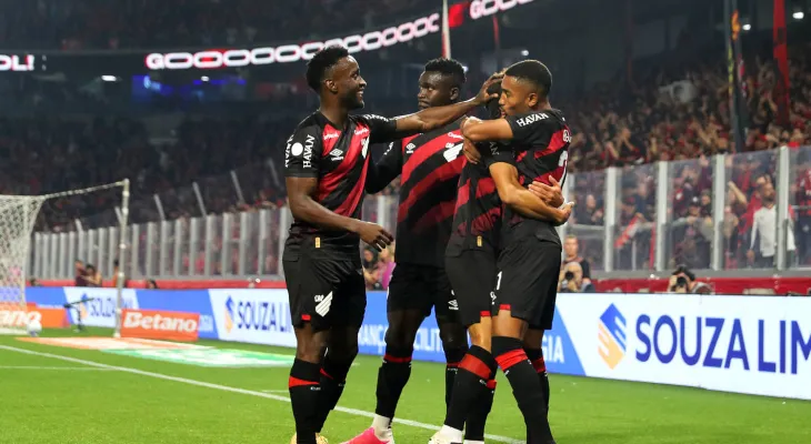 Athletico vence o Vitória por 2 a 0 e encaminha vaga nas quartas da Copa do Brasil