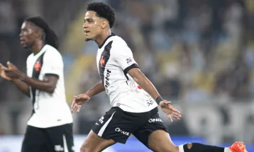 Com dois gols de Brenner, Vasco derrota o Fluminense e segue na Copa do Brasil