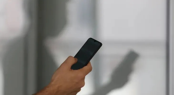 Roubo e furto de celulares caem no Brasil, mas furtos seguem em alta e já representam 61% dos casos