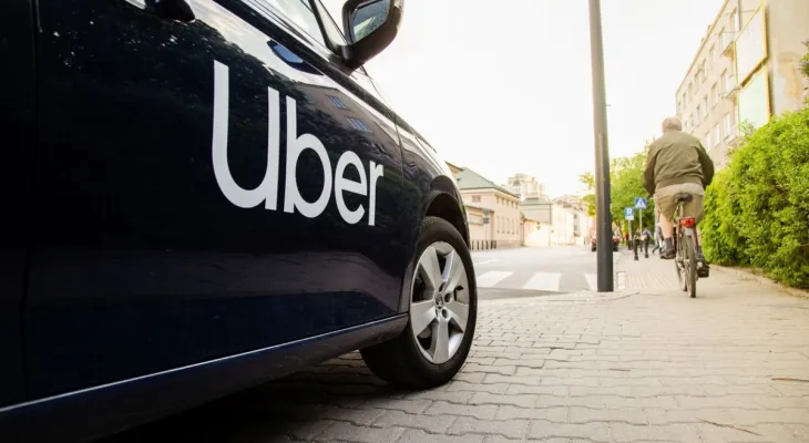 Investigação aponta estratégia da Uber em processos de estupro e reacende debate sobre proteção às vítimas