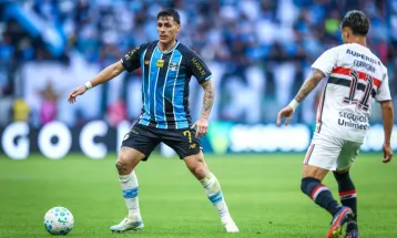 Grêmio vira sobre o São Paulo e deixa a zona de rebaixamento