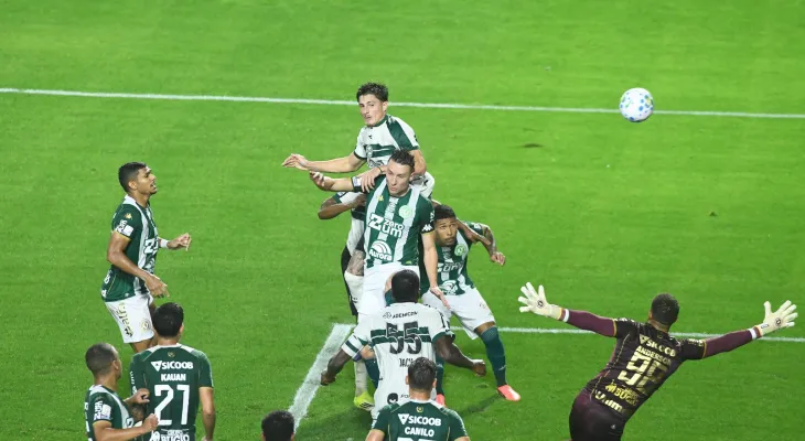 Coritiba vence a Chapecoense por 2 a 1 e encerra jejum no Brasileirão