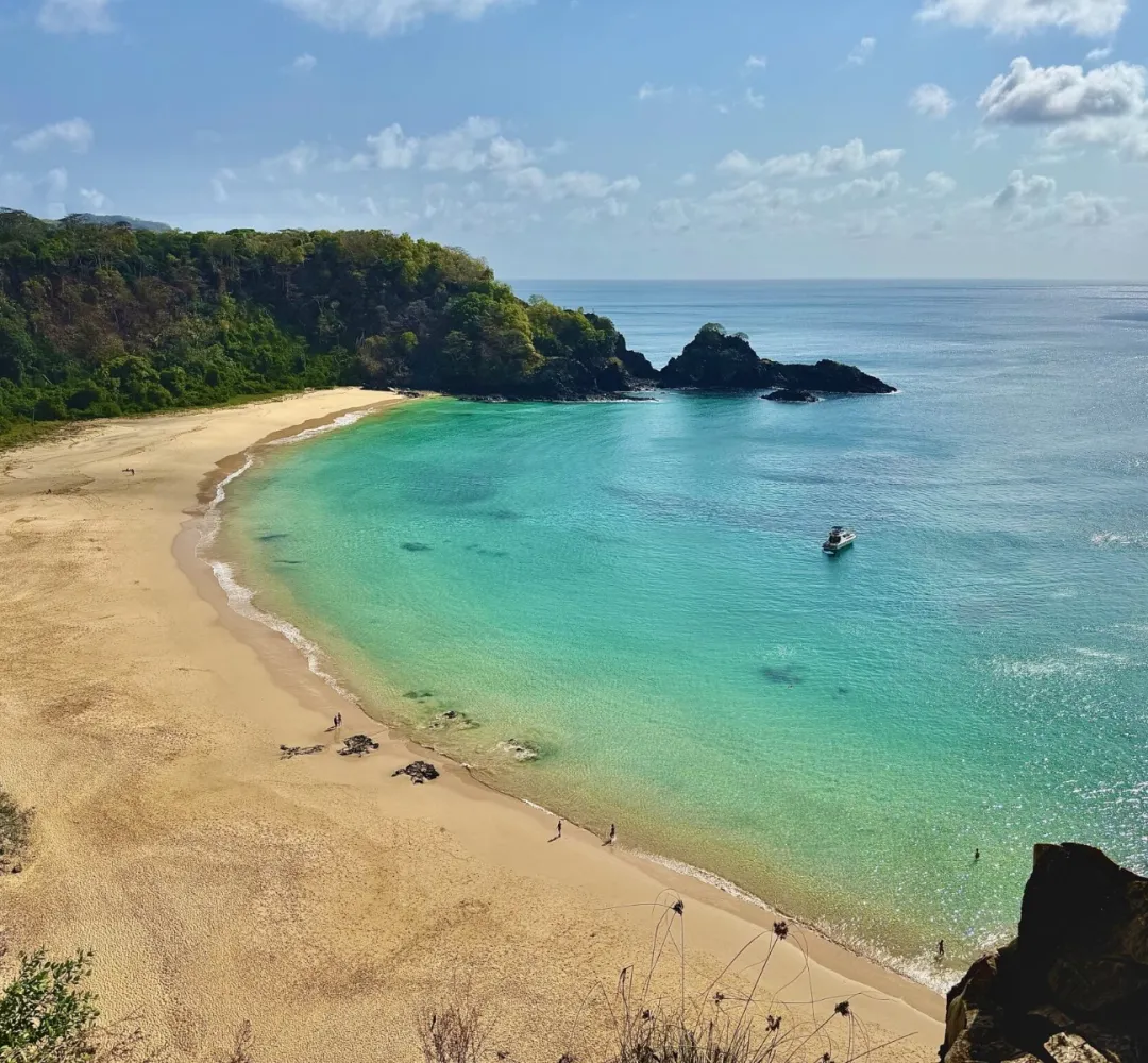 Baía do Sancho fica entre as 5 praias mais bonitas do mundo