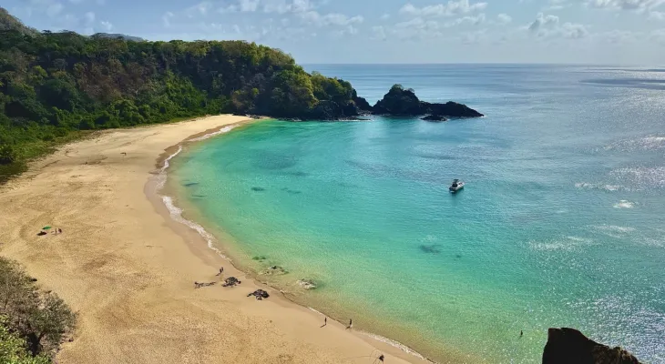 Baía do Sancho fica entre as 5 praias mais bonitas do mundo