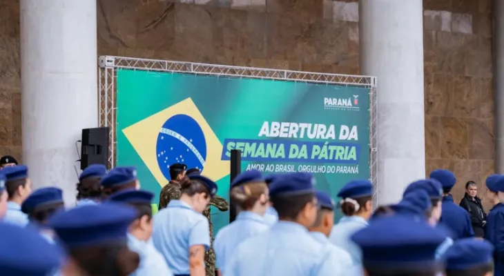 Deputados aprovam hinos obrigatórios nas escolas do Paraná com votos favoráveis da oposição