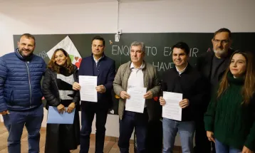 Sandro Alex assina carta às APAEs, com garantia de investimentos no Paraná