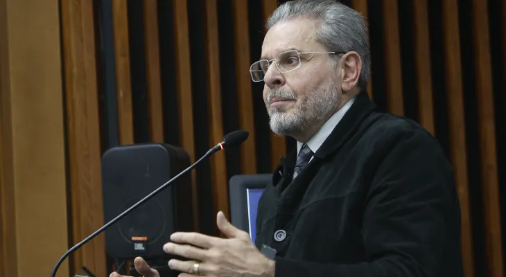 Ricardo Arruda faz série de afirmações falsas sobre vacina na Alep; imunidade parlamentar limita eventual punição