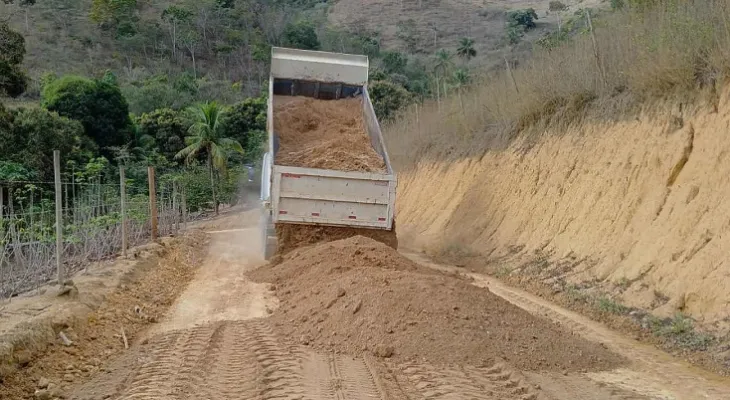 MP investiga uso de caminhões e máquinas da Prefeitura em cascalhamento de propriedades particulares